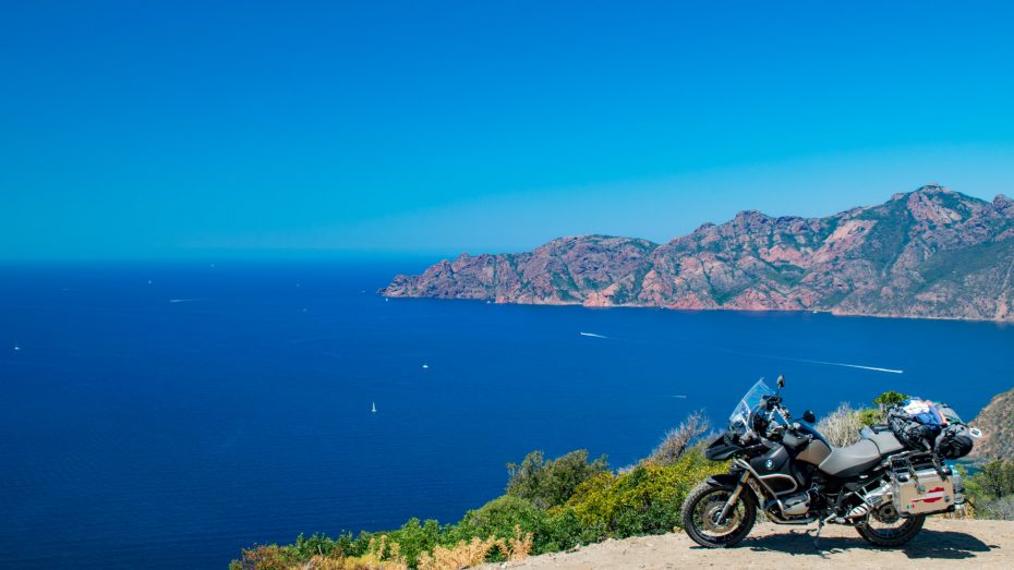 Blick auf Golfe de Girolata mit Motorrad