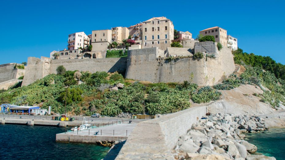 Blick zur Haute ville de Calvi