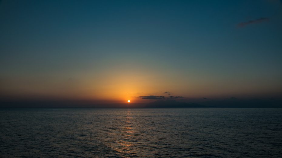 Sonnenaufgang über dem Meer II